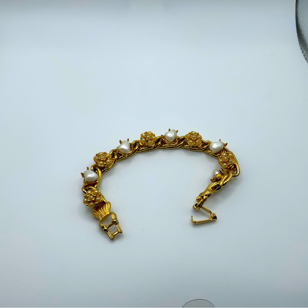 Adorable,gold tone bracelet vintage
